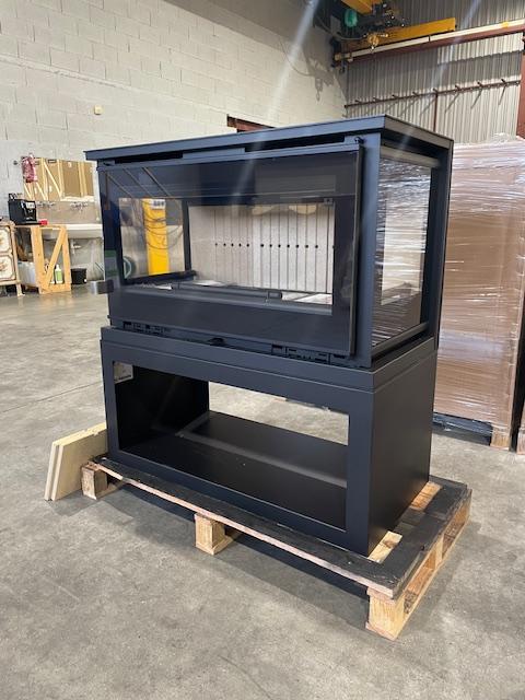 Poêle à bois raccordable 3 vitres avec bûcher - FIREMATIC Calgary - L 13.5 kW