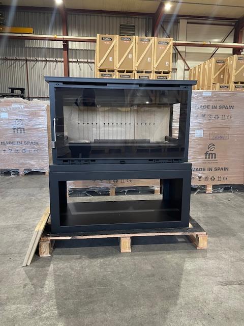 Poêle à bois raccordable 3 vitres avec bûcher - FIREMATIC Calgary - L 13.5 kW